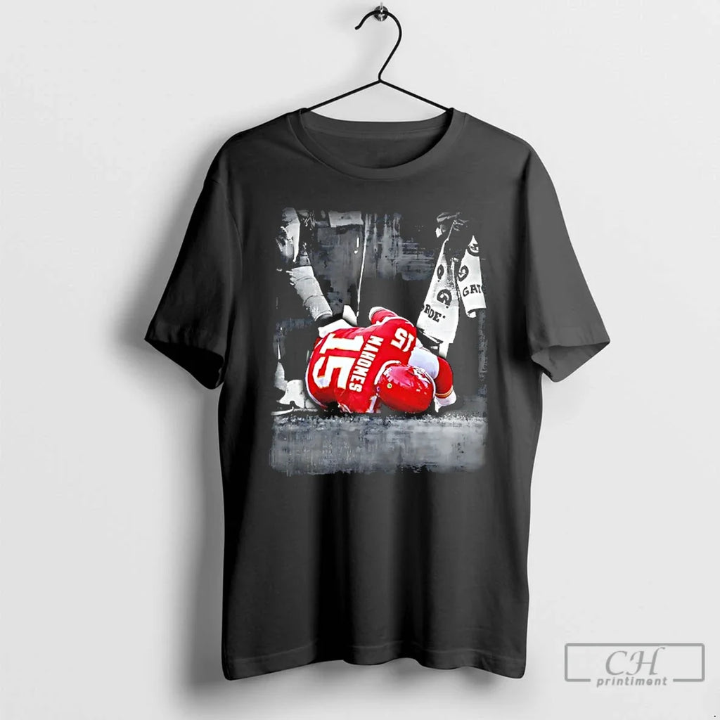 Classic Patrick Mahomes Grabs His Knee After Being Injured During 2025 T-Shirts, Hoodie, Sweatshirt - T-Shirt, Sweatshirt, Hoodie