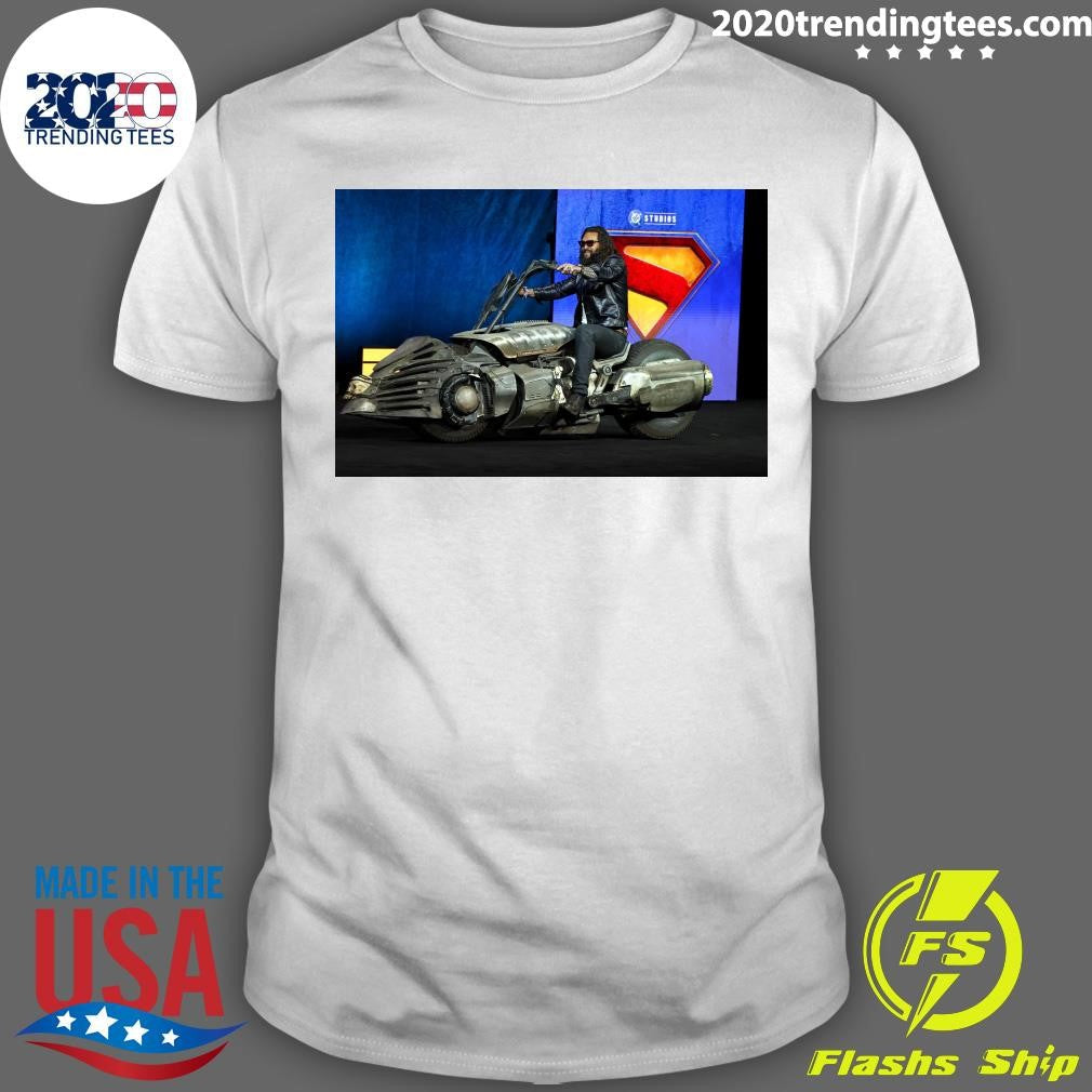 Jason Momoa rode Lobos motorcycle on stage at #Cinema Con 2026 Shirt Unisex T-shirt, Sweatshirt, Hoodie, Long Sleeve Tee - T-Shirt, Sweatshirt, Hoodie