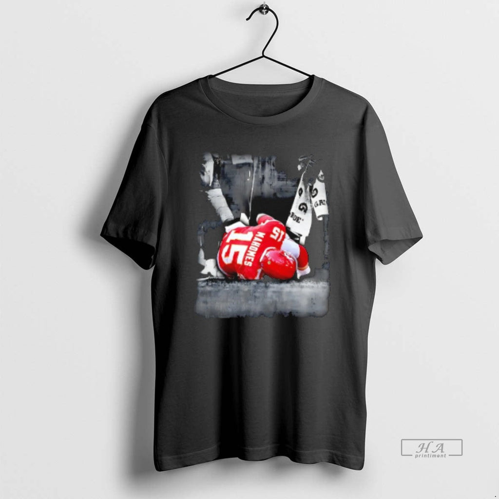Official Patrick Mahomes Grabs His Knee After Being Injured During 2025 T-Shirts, Hoodie, Sweatshirt - T-Shirt, Sweatshirt, Hoodie