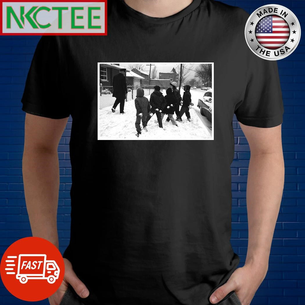 Police officer unaware of the imminent danger, Chicago, 1959 shirt Unisex T-shirt, Sweatshirt, Hoodie, Long Sleeve Tee - T-Shirt, Sweatshirt, Hoodie