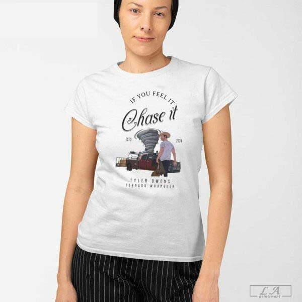 Tyler Owens Twisters Shirt If You Feel It Chase Tyler Owens Tornado Wrangler Unisex T-shirt, Sweatshirt, Hoodie, Long Sleeve Tee - T-Shirt, Sweatshirt, Hoodie