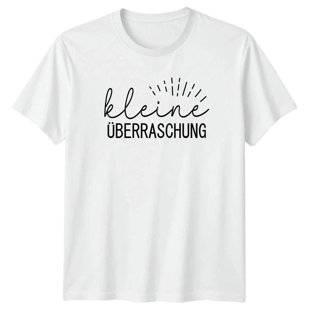 Kleine berraschung T-Shirt Baby Announcement German Sayings Birthday Unisex T-shirt, Sweatshirt, Hoodie, Long Sleeve Tee - T-Shirt, Sweatshirt, Hoodie
