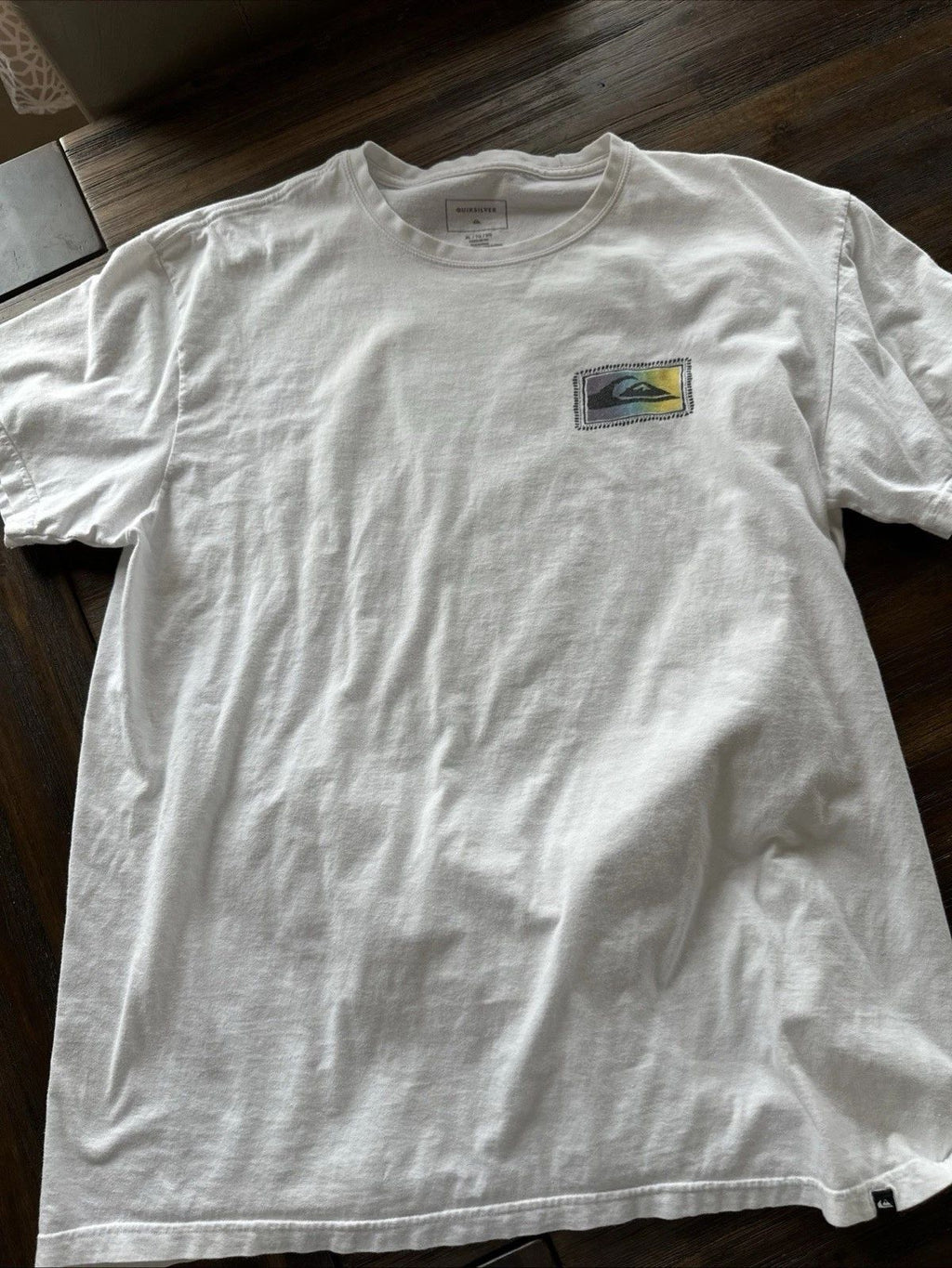 Quiksilver Graphic Wave Logo T-Shirt XL White Short Sleeve Surf Style Unisex T-shirt, Sweatshirt, Hoodie, Long Sleeve Tee - T-Shirt, Sweatshirt, Hoodie