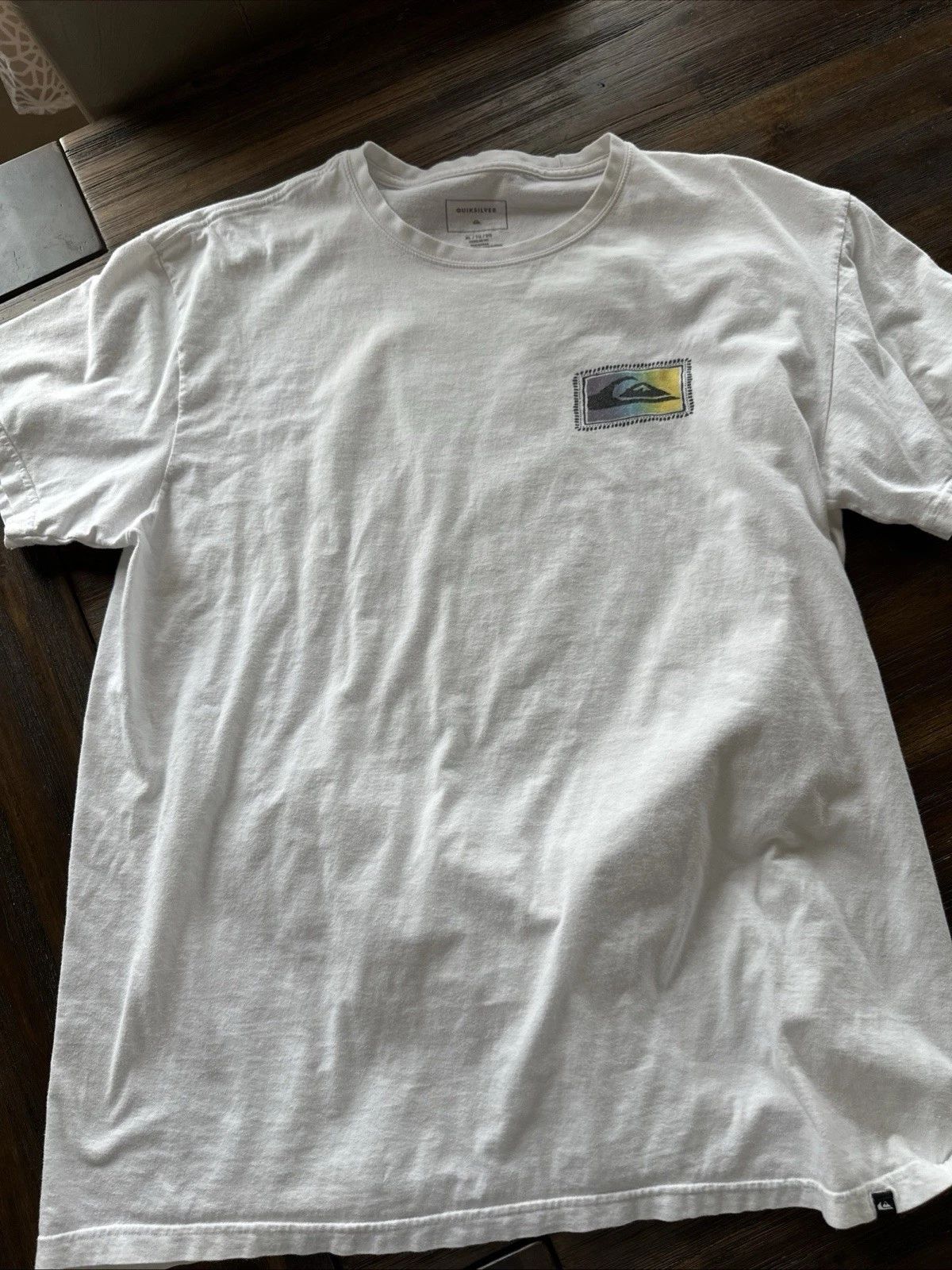 Quiksilver Graphic Wave Logo T-Shirt XL White Short Sleeve Surf Style Unisex T-shirt, Sweatshirt, Hoodie, Long Sleeve Tee - T-Shirt, Sweatshirt, Hoodie