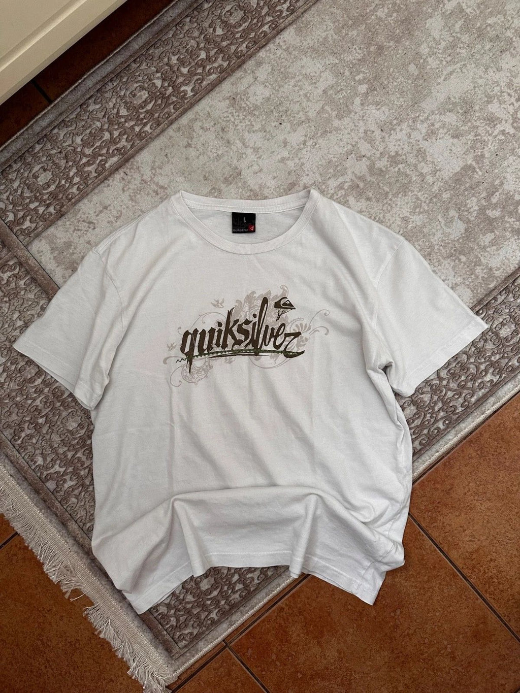 Quiksilver T-Shirt Size L White Logo Vintage Distressed Surf Tee Unisex T-shirt, Sweatshirt, Hoodie, Long Sleeve Tee - T-Shirt, Sweatshirt, Hoodie
